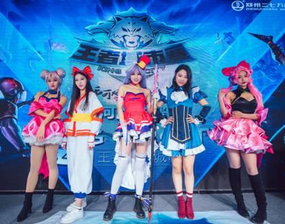  电竞选手指尖飞舞书写传奇篇章