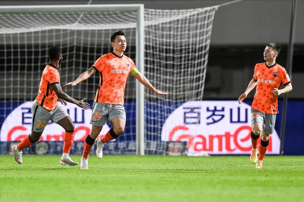  绿茵激战正酣，豪门球队强势争冠