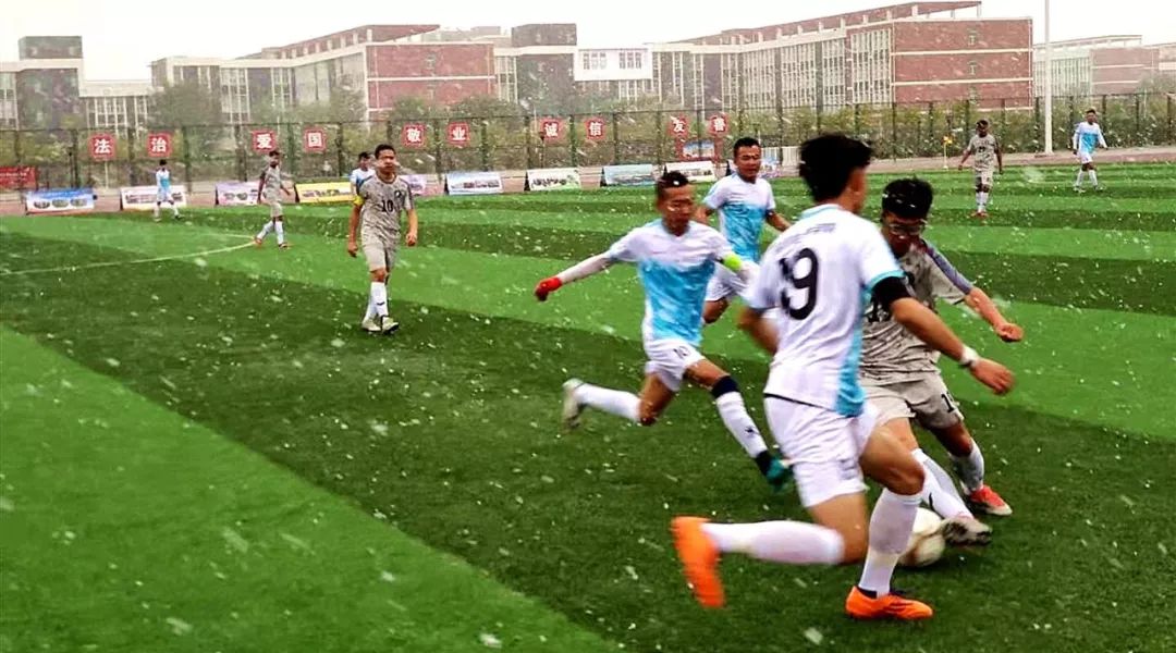  校园足球联赛开幕，青春激情点燃绿茵  