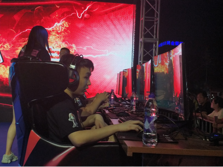  电竞解说激情澎湃点燃赛场氛围