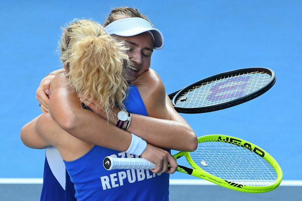  克雷吉茨科娃双打配合精妙，澳网女双搭档捧杯