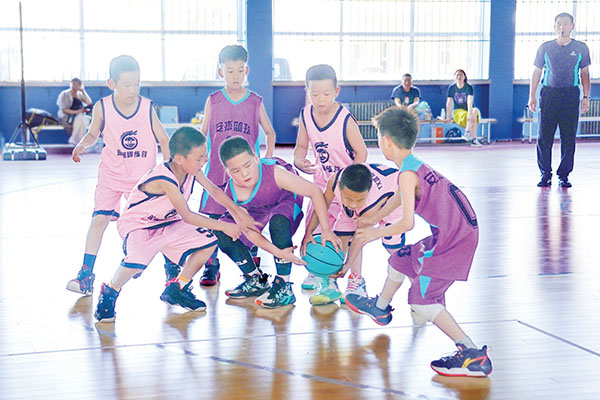  残疾人篮球锦标赛，运动员拼搏精神感人