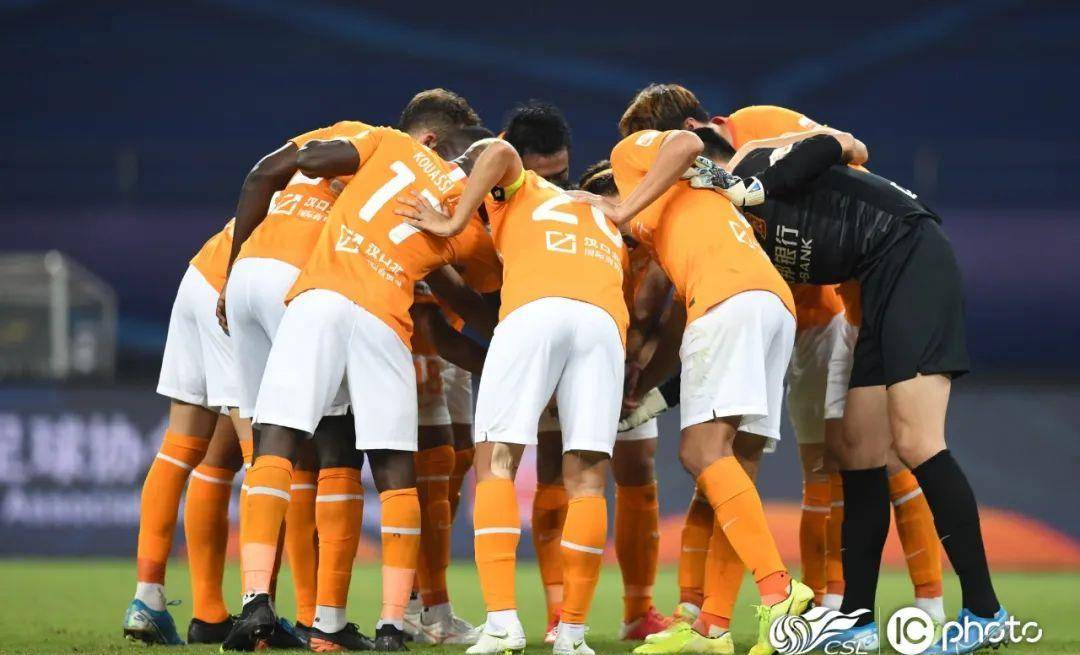  球迷助威声震天，主场氛围助力球队